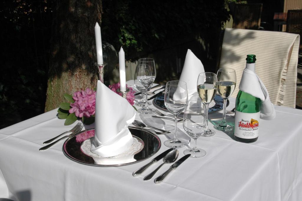 Mayers Waldhorn - Zwischen Reutlingen Und Tuebingen Kusterdingen Esterno foto