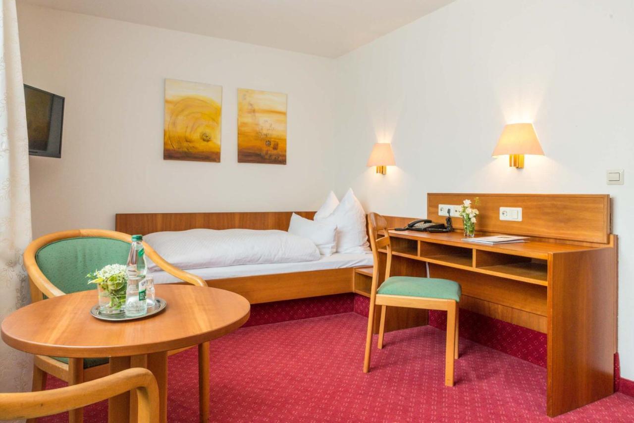 Mayers Waldhorn - Zwischen Reutlingen Und Tuebingen Kusterdingen Esterno foto